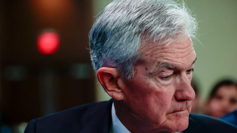 鲍威尔看到危机信号了